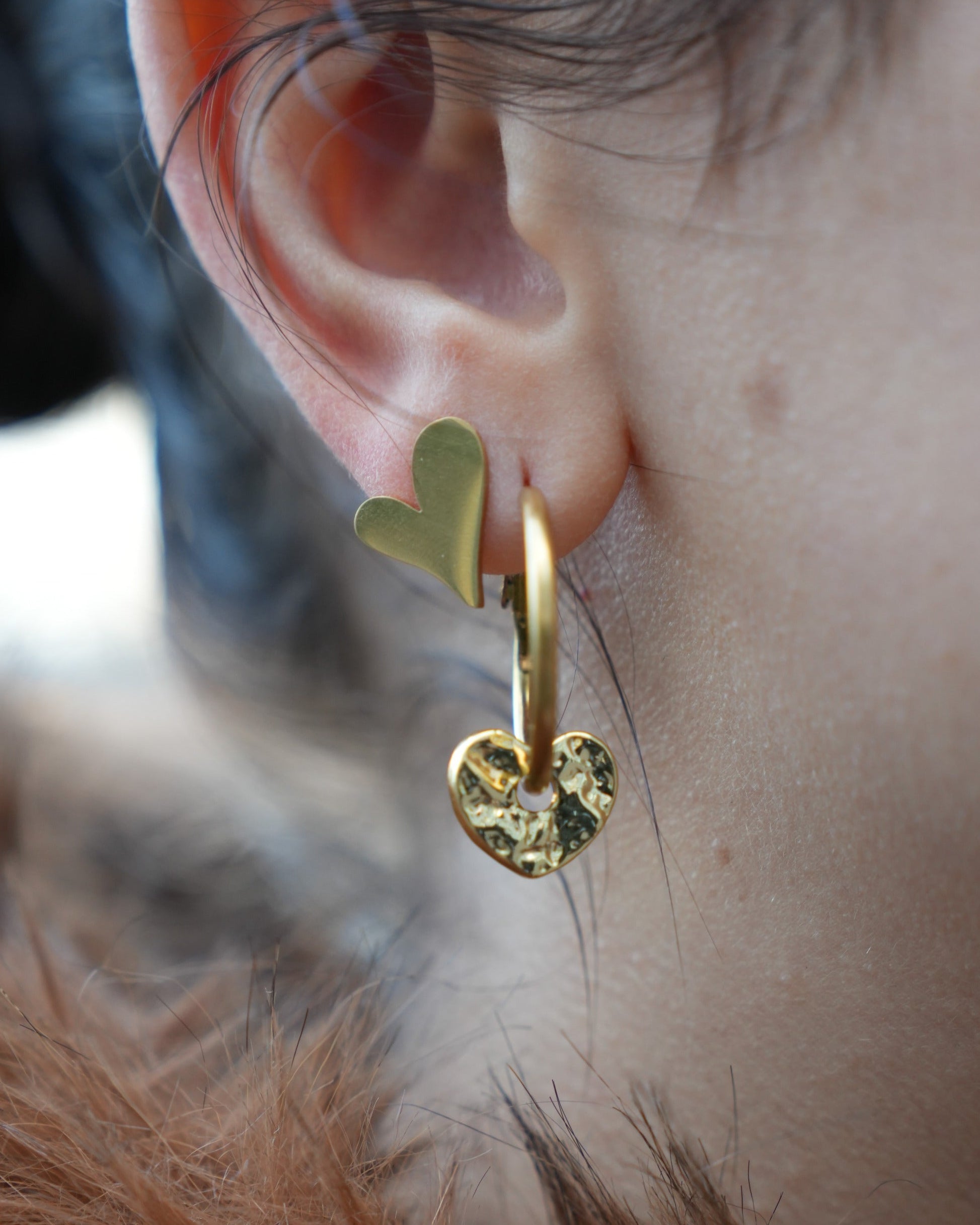 hartjes oorbellen en hartjes studs oorbellen op een model