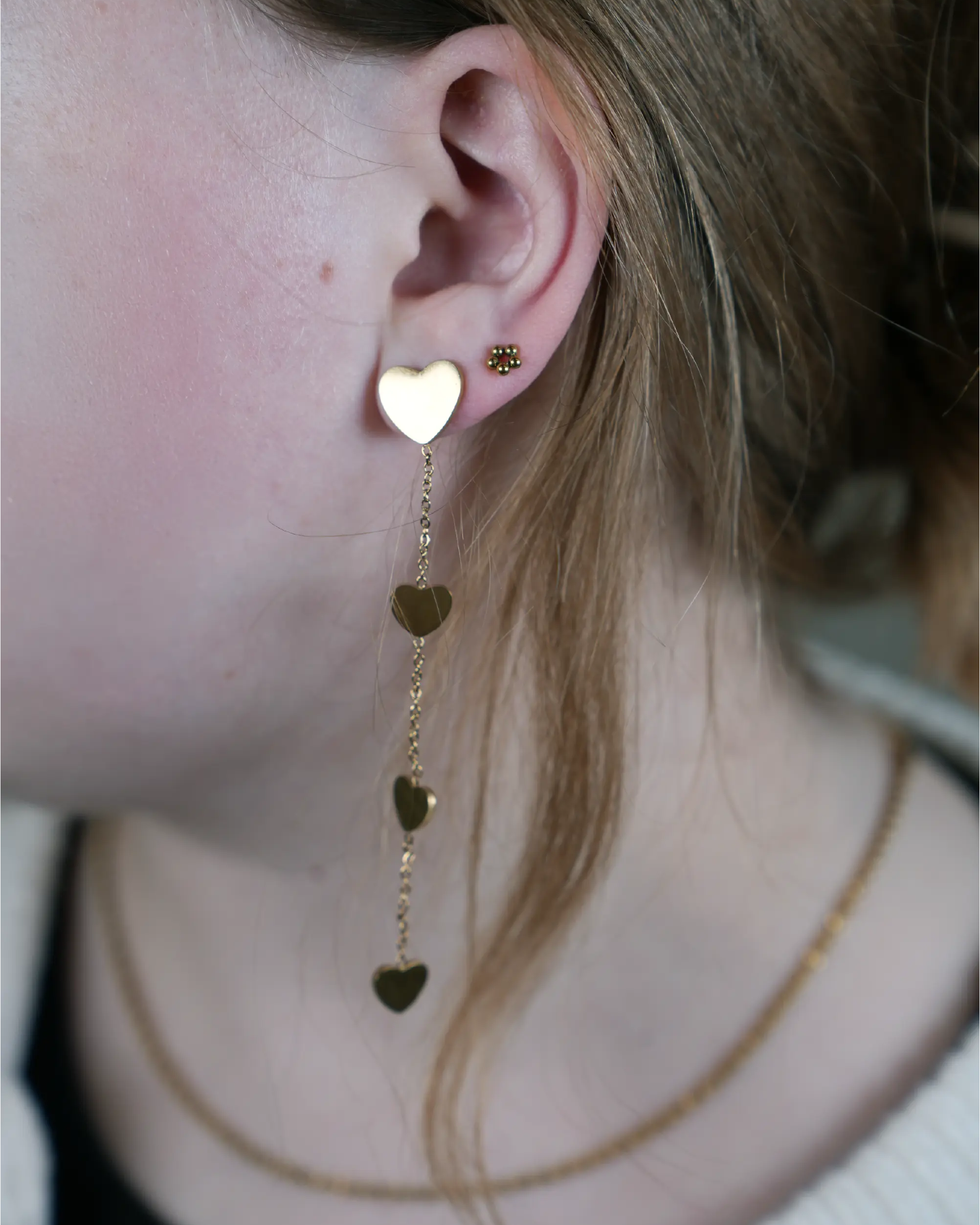 lange oorbellen in het goudkleurig met 4 hartjes 