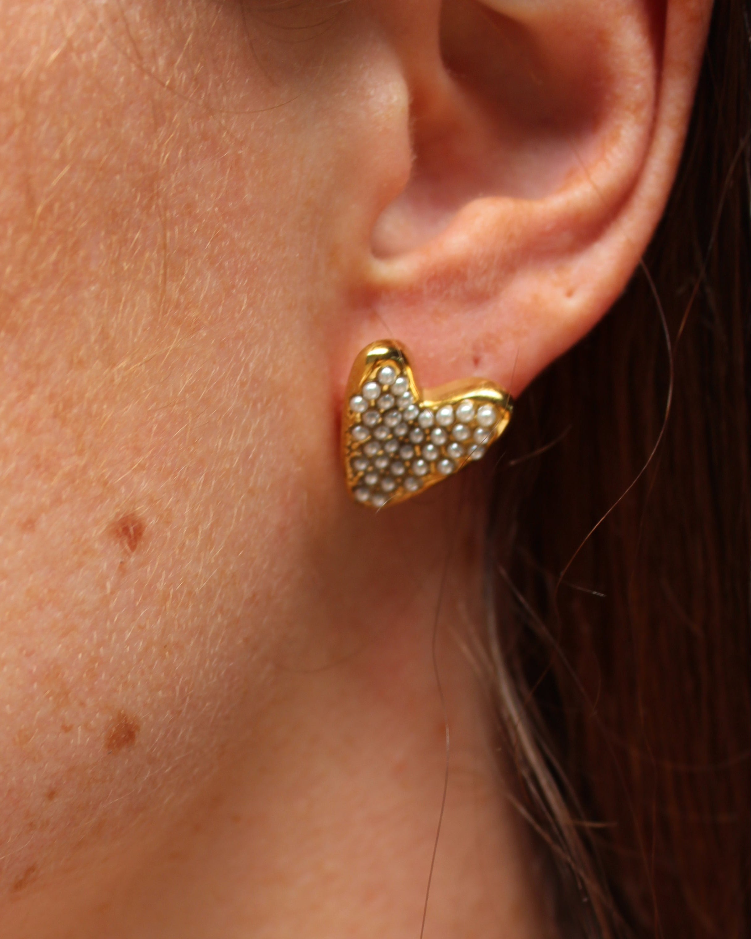 hartjes studs in een oor met heel veel kleine immitatieparels