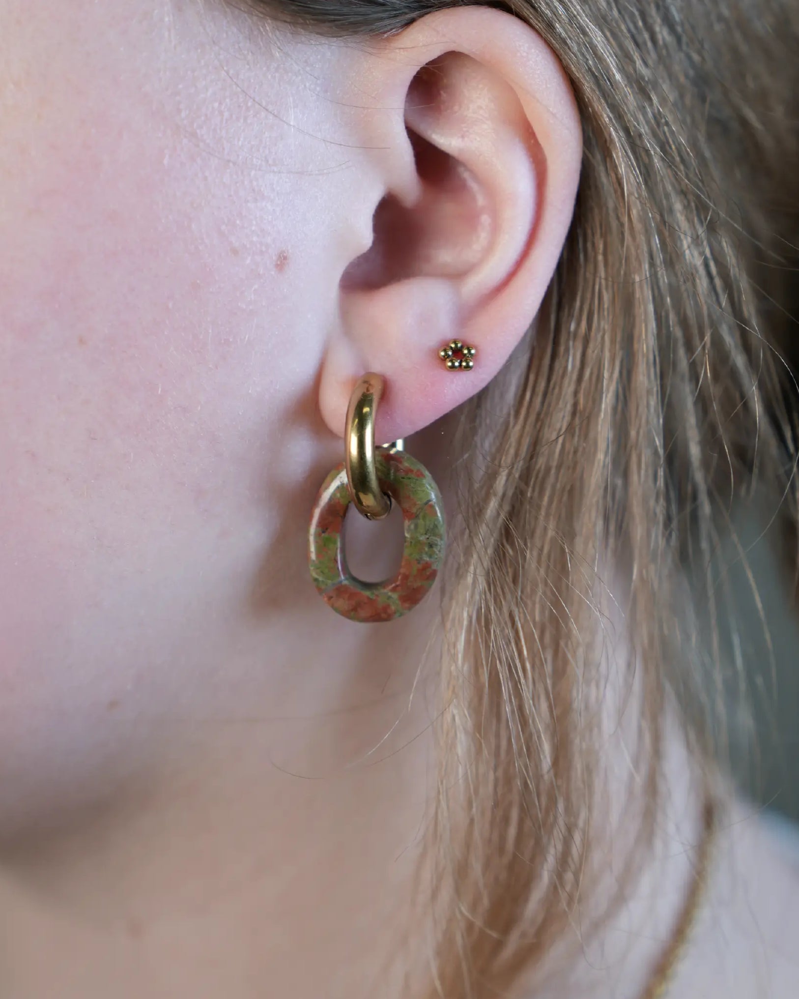 Oorbellen met natuusteen unakiet in het goudkleurig