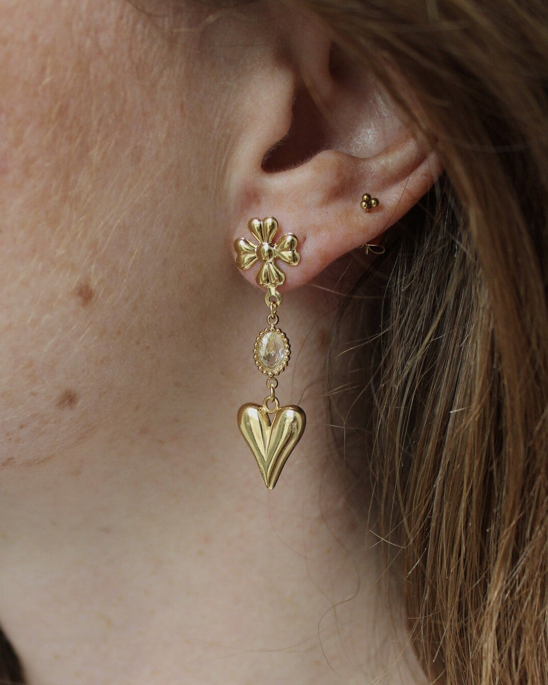 lange oorbellen met een bloem en steen en een parel