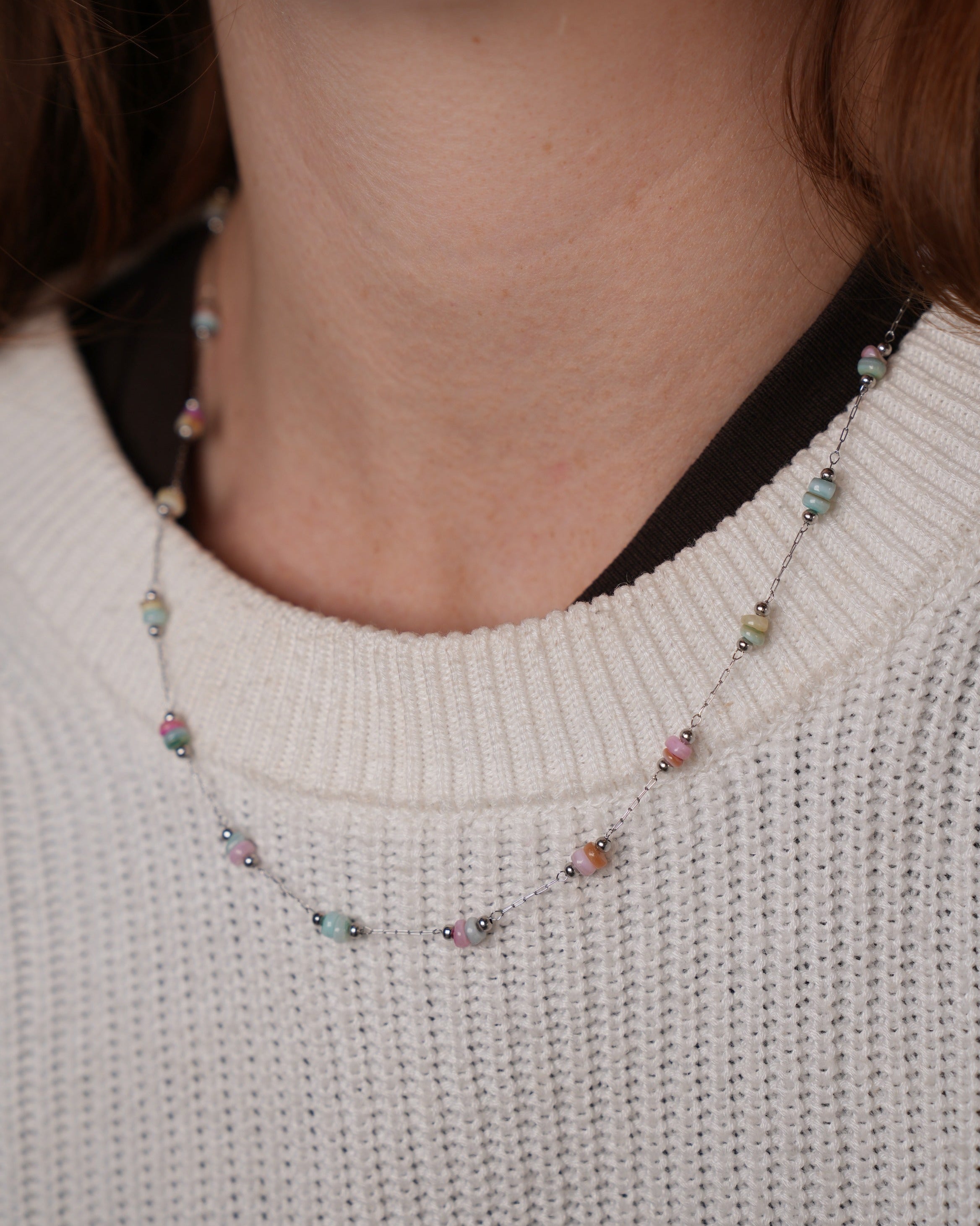 ketting met kleuren kralen in het zilverkleuirg